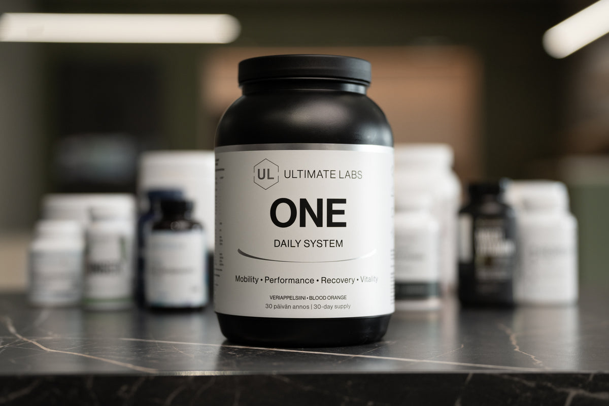 Ultimate Labs ONE Daily System -ravintolisäpurkki useiden muiden ravintolisäpurkkien edustalla isona